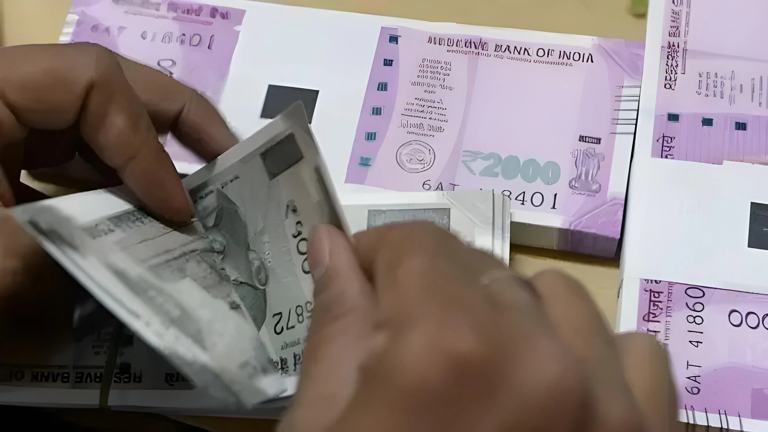 انڈین روپیہ تاریخ کی کم ترین سطح تک گرگیا