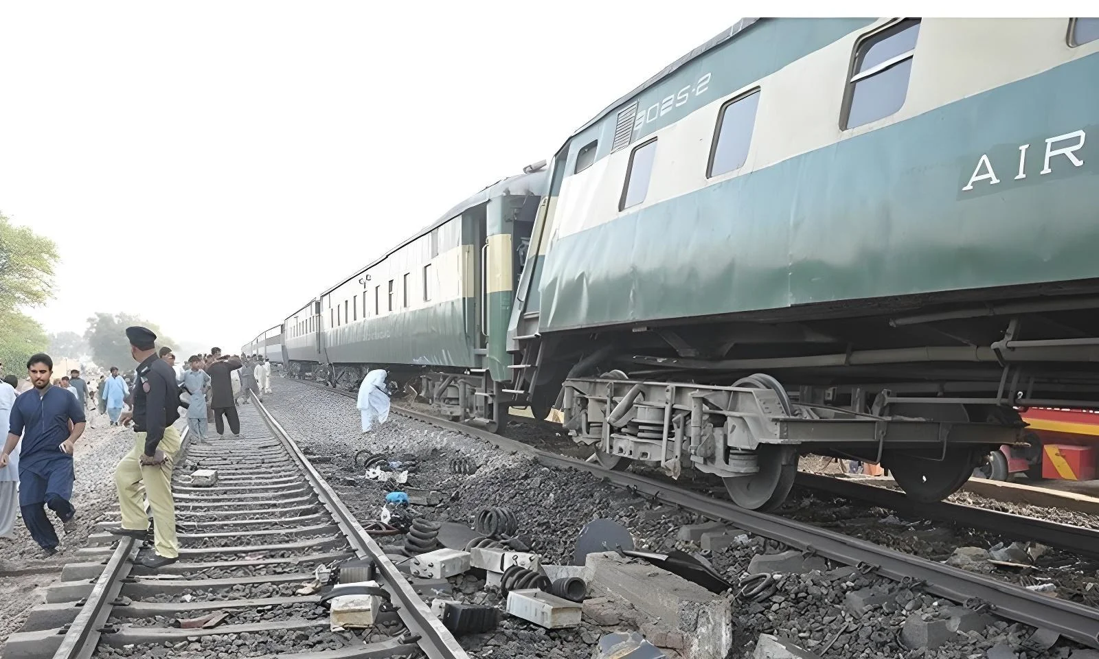 خانیوال پل حادثہ: انکوائری مکمل، 2 ریلوے افسران ملازمت سے برطرف