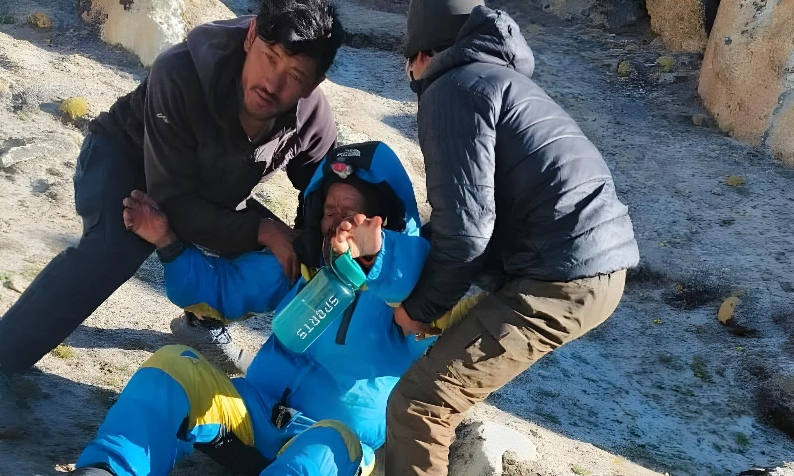 ماؤنٹ ایورسٹ پر 6 روز سے لاپتہ نیپالی گائیڈ معجزانہ طور پر زندہ مل گیا