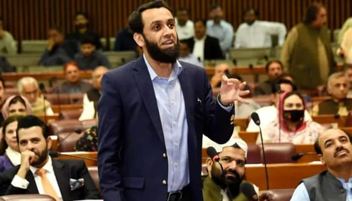 تاریخ اس قدم کو یاد رکھے گی جب وزیراعظم نے کہا میں ریاست کو بچاؤں گا: عطا تارڑ