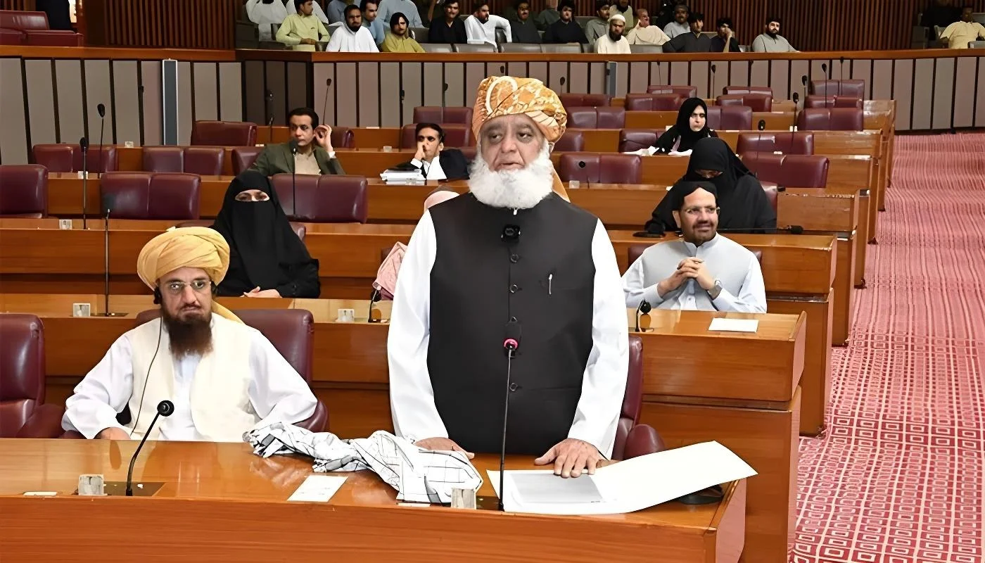 اپنی شدید مخالف پی ٹی آئی  کے ساتھ کافی فاصلے کم کر چکا ہوں۔ فضل الرحمان