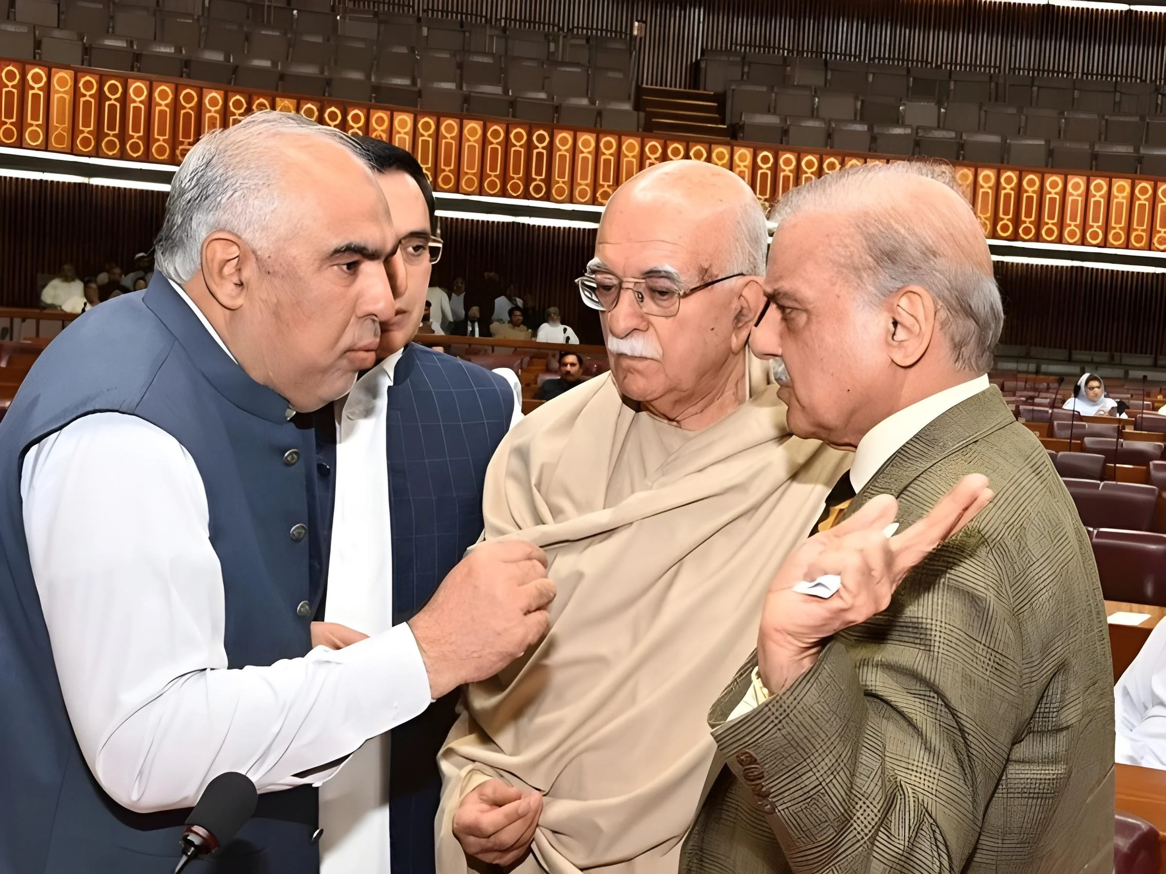 قومی اسمبلی اجلاس: حکومت و اپوزیشن کے درمیان غیر معمولی سیاسی رابطے، مفاہمتی ماحول نمایاں