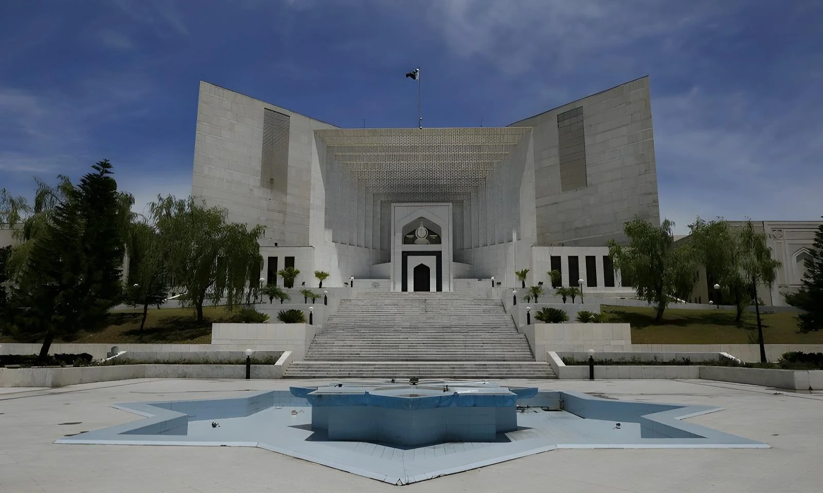 سپریم کورٹ کا سرکاری ملازمین کے حق میں اہم فیصلہ، باعزت بریت پر مکمل تنخواہ اور مراعات کی ادائیگی کا حکم