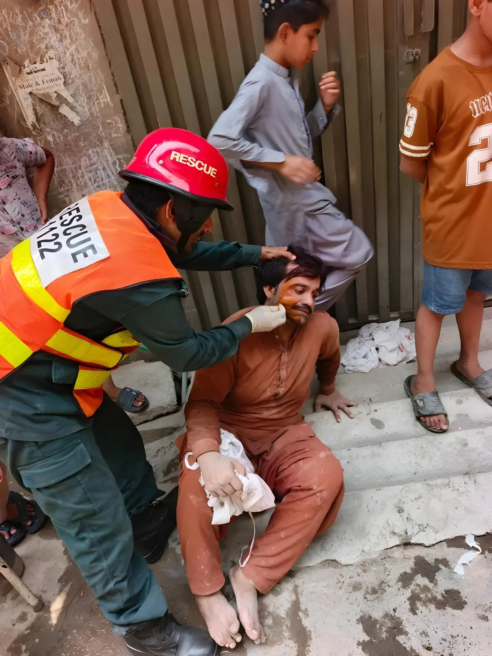 لاہور،زیرِ تعمیر عمارت کی دیوار گرنے سے 8 سالہ بچہ جاں بحق،4افراد زخمی