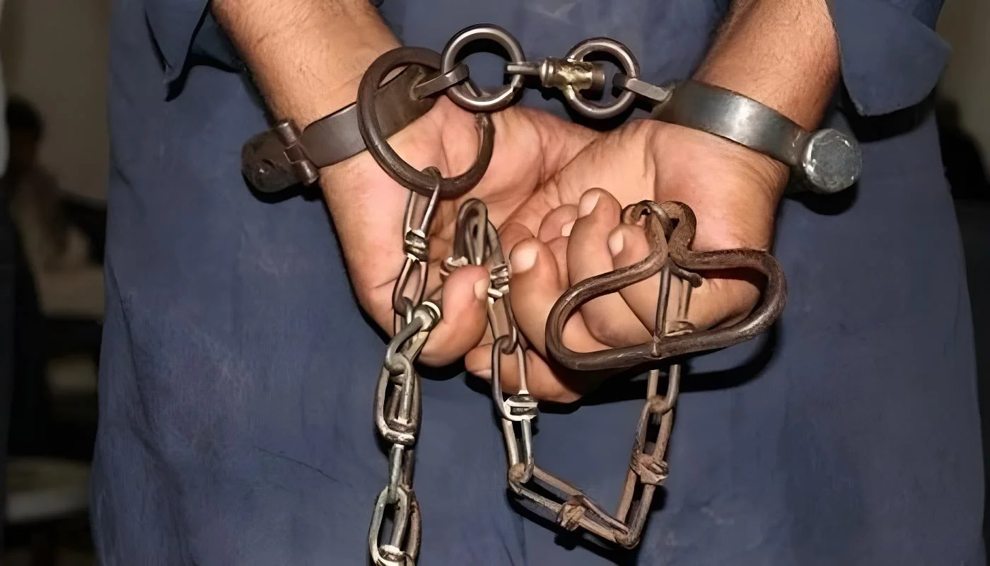 کراچی: بلدیہ ٹاؤن میں باپ بیٹے کے قتل میں ملوث نکلا، گرفتارکر لیا گیا