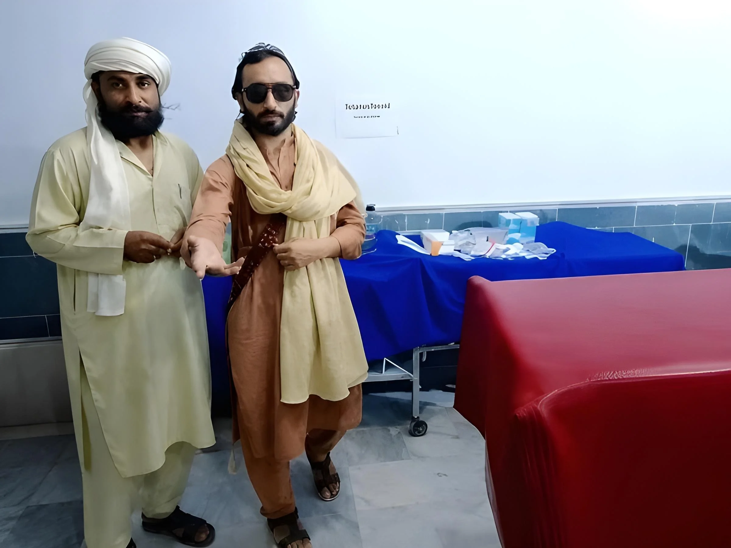 لکی مروت ہسپتال میں مسلح شخص کی انتظامات کا جائزہ لینے کی ویڈیووائرل