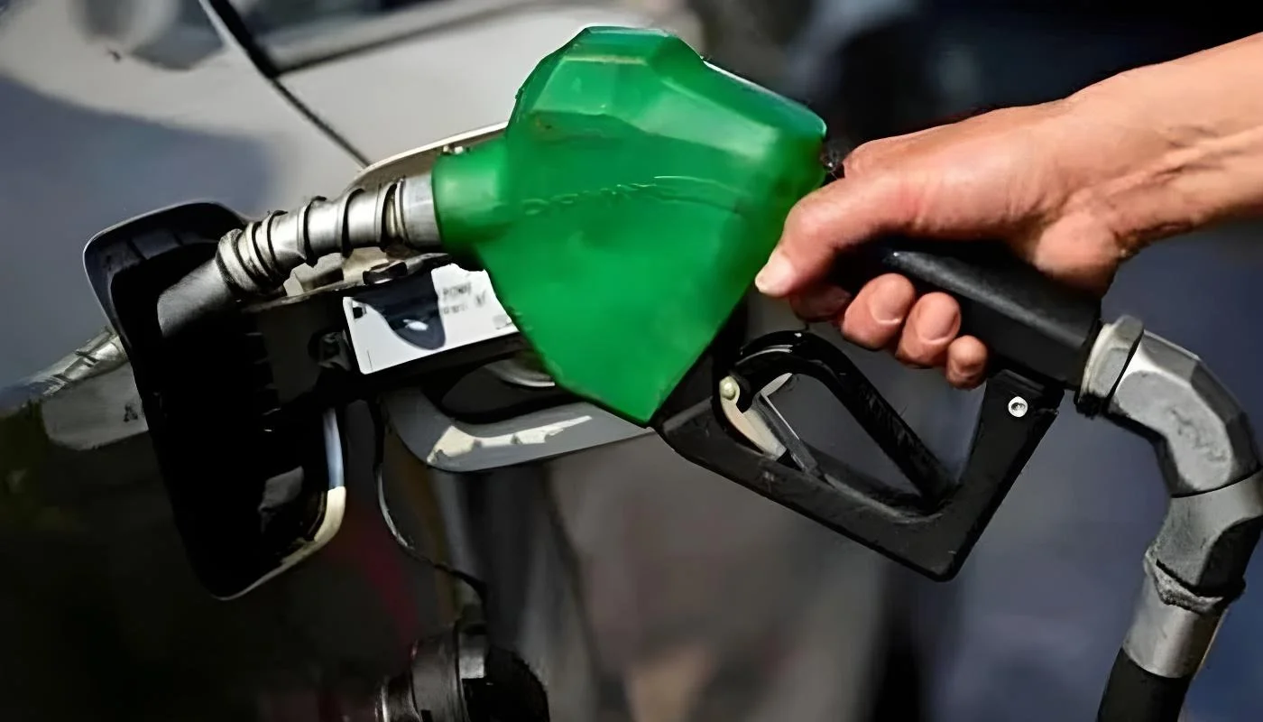حکومت نے پیٹرول، ڈیزل اور مٹی کے تیل کی قیمتوں میں بڑا اضافہ کر دیا