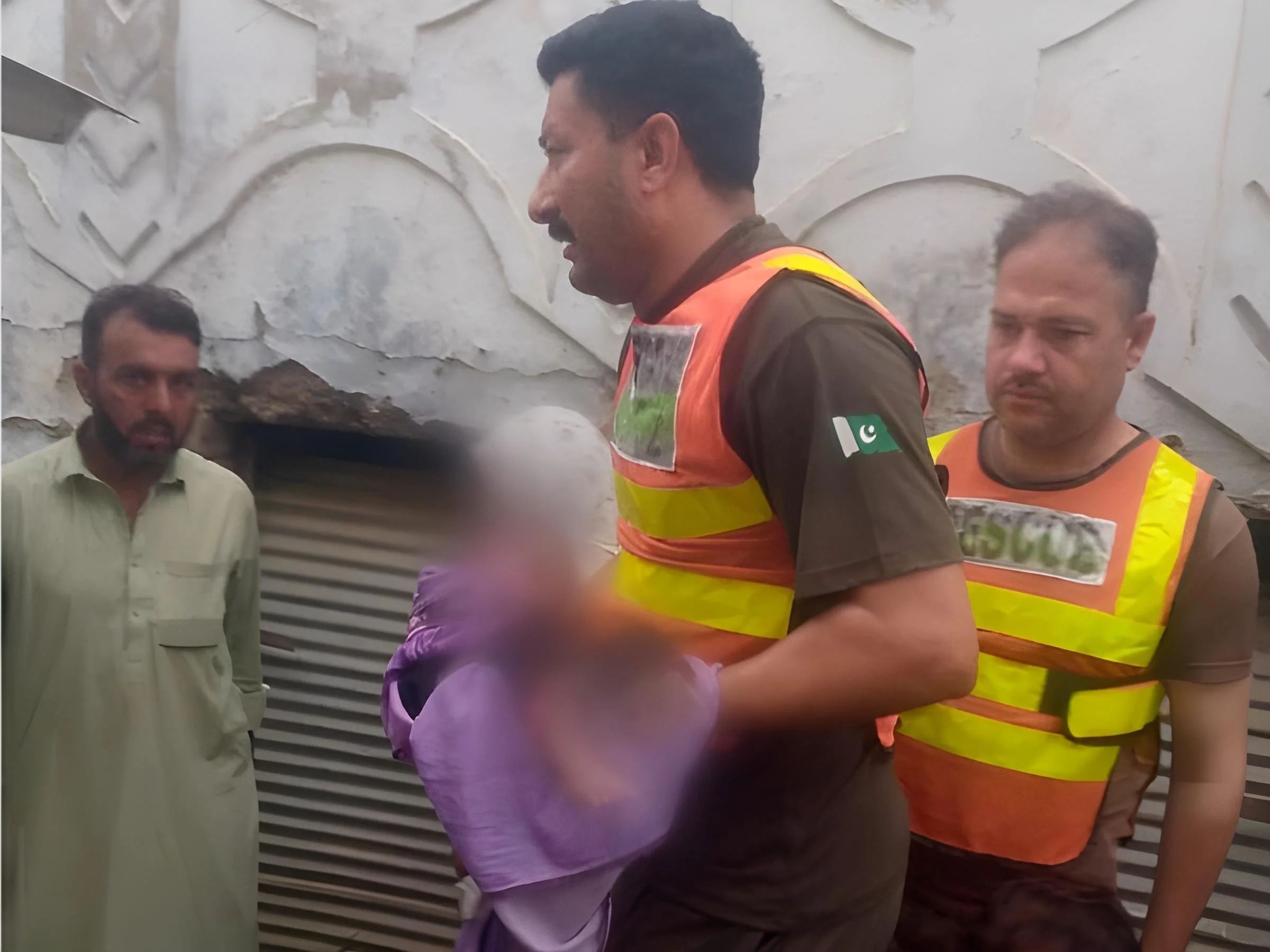 رستم میں آسمانی بجلی گرنے سے گھر کی چھت منہدم،2بچے جاں بحق