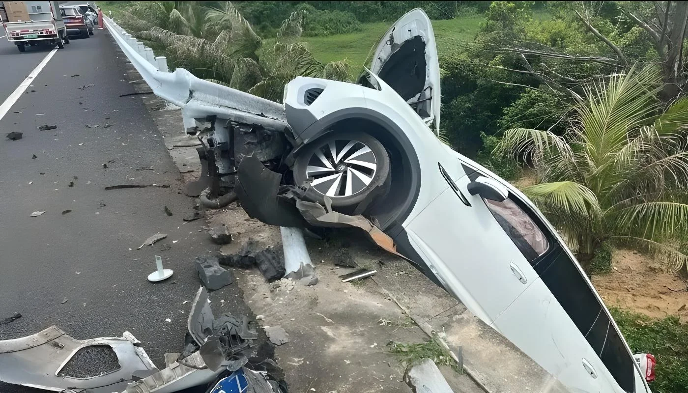نوبیاہتا جوڑے نے حادثے کا شکار گاڑی میں پھنسے 5 افراد کو بچا لیا