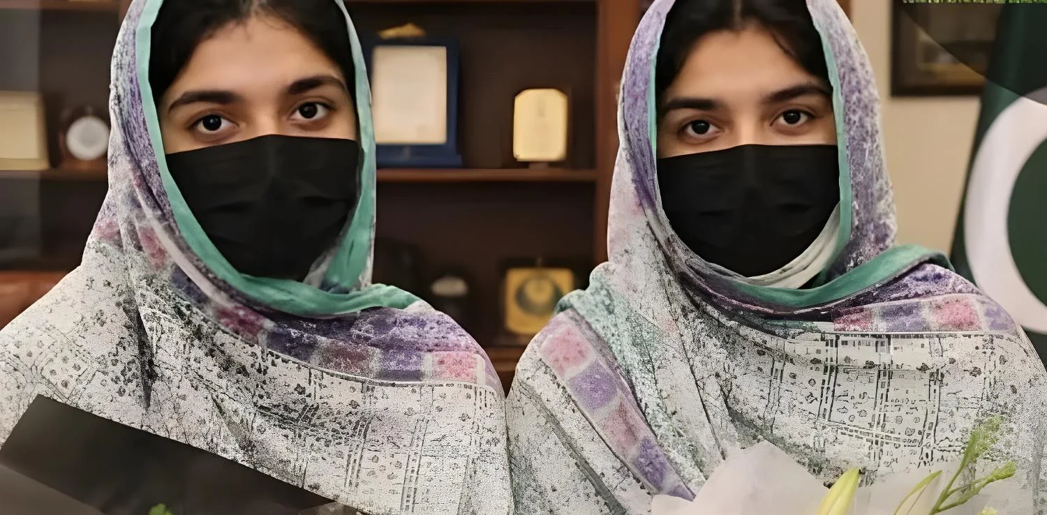 لاہور میں جڑواں بہنوں نے میٹرک میں یکساں نمبر حاصل کرلیے