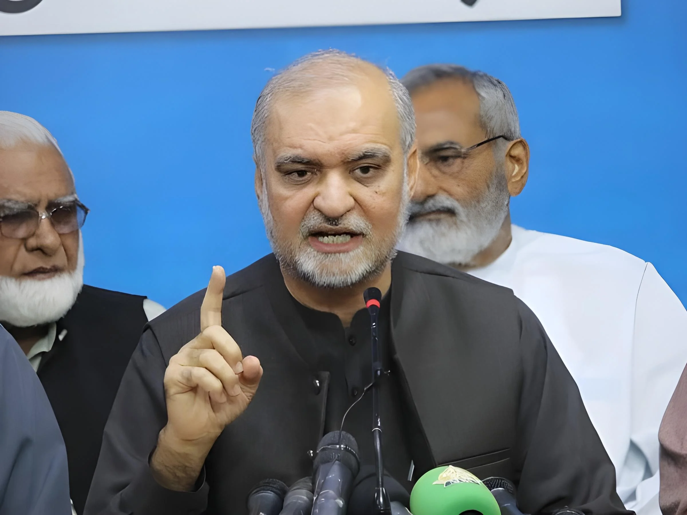 پیٹرول قیمتیں  کم کرائیں گے،حق کیلئےسڑکوں پر نکلنا ہوگا،نعیم الرحمن