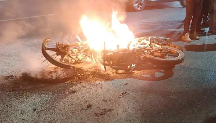 لاہور: ون وہیلنگ کے دوران موٹرسائیکل میں آگ لگنے سے 8 افراد زخمی