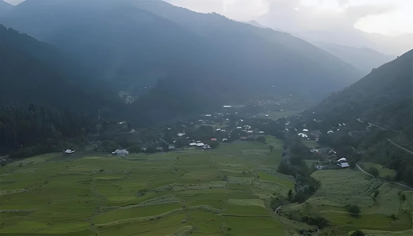 لیپہ ویلی ،نجی سکول کے بچوں کی 3 گاڑیاں بارش کے باعث پھنس گئیں