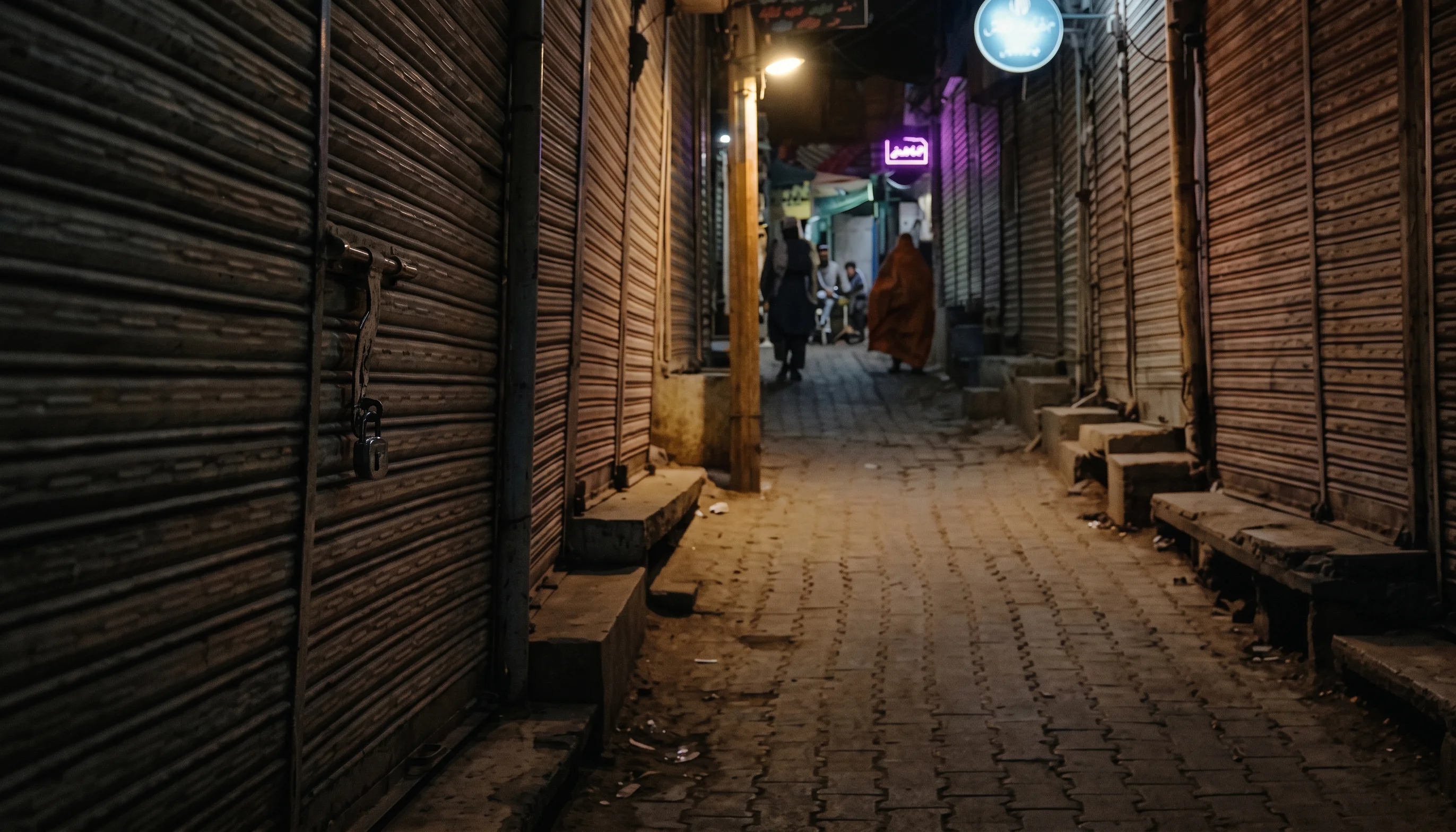 دکانیں اور مالز رات 9 بجے بند، بیرونِ ملک دوروں پر 3 ماہ کی پابندی، نوٹیفکیشن جاری