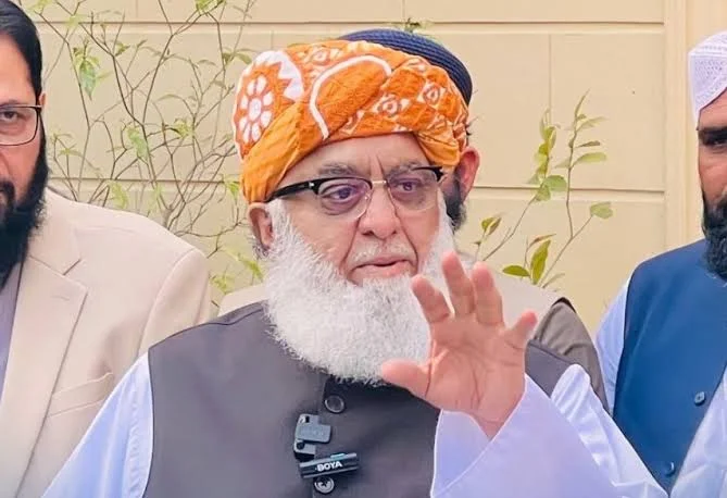 اس وقت طاقتور ادارے حکومت کررہے ہیں وہ کسی آئین و قانون بلکہ اخلاق تک کے پابند نہیں۔ مولانا فضل الرحمان