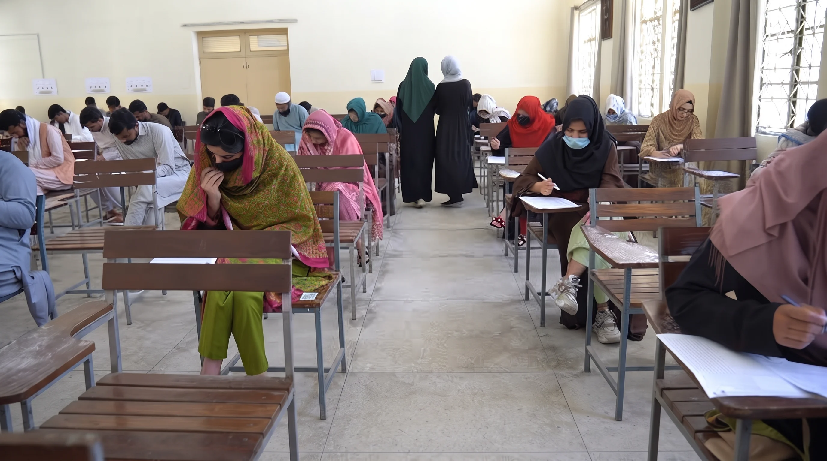 پی ٹی آئی لانگ مارچ، پشاوراورایبٹ آباد میں میٹرک کے پرچے ملتوی