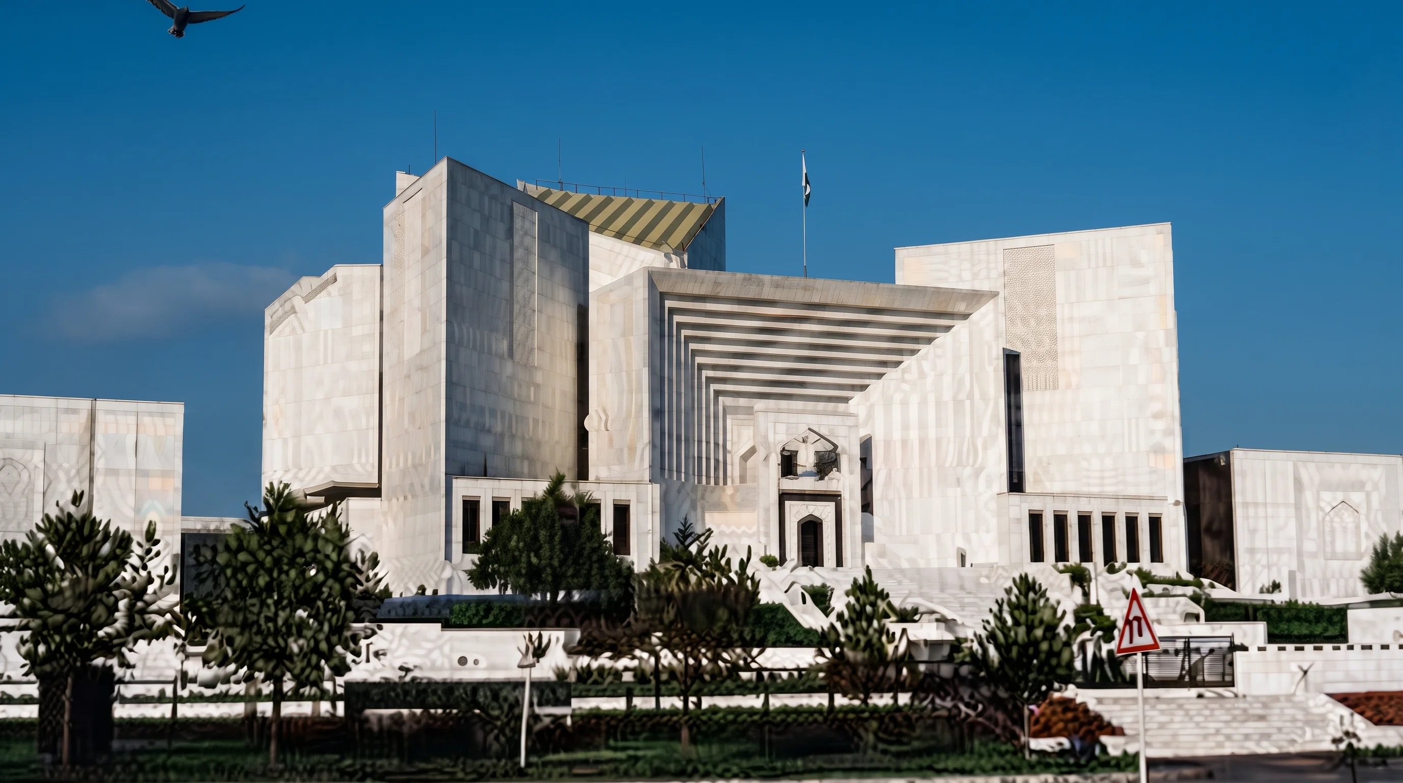 خاتون کی رضامندی کے بغیر تنسیخِ نکاح کی درخواست خلع مقدمے میں تبدیل کرنا غیر قانونی ہے، سپریم کورٹ