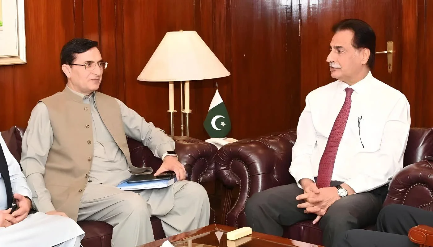 ایاز صادق سے بیرسٹر گوہر کی ملاقات، گرفتار ارکان کے پروڈکشن آرڈرز جاری کرنے کا مطالبہ