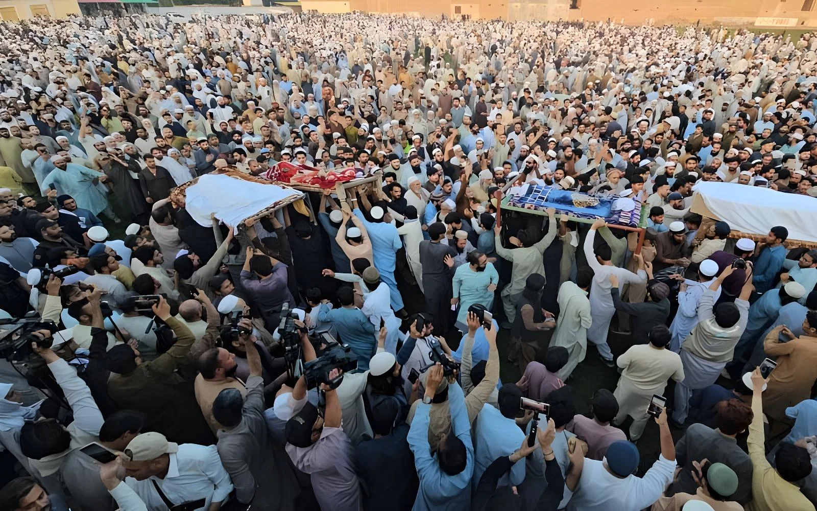 پشاور سکول سانحہ: جاں بحق بچوں کی اجتماعی نماز جنازہ ادا، وزیراعظم کا ذمہ داروں کے خلاف سخت کارروائی کا حکم