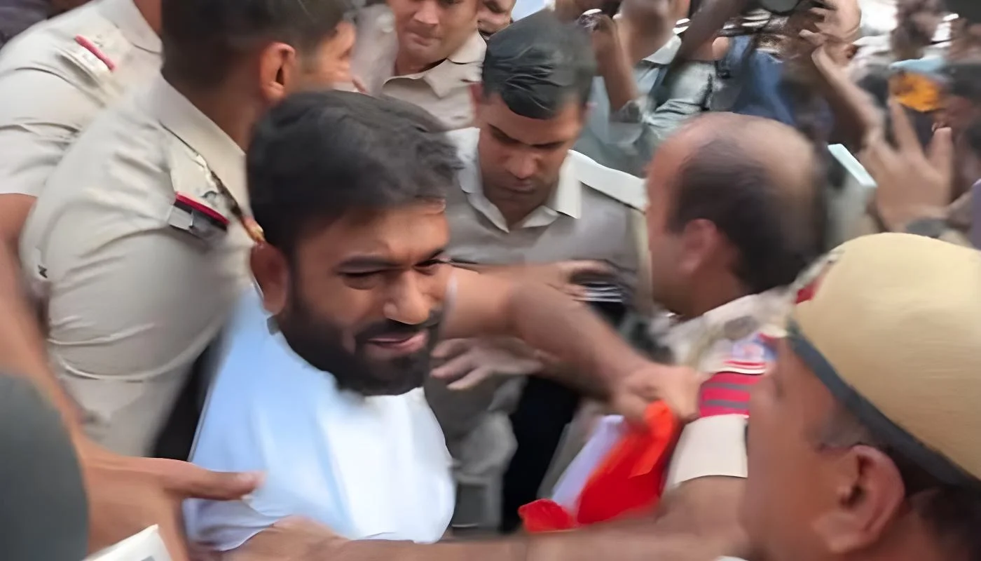 کاکروچ جنتا پارٹی کے بانی ابھیجیت دیپکے نئی دہلی میں احتجاج سے قبل گرفتار