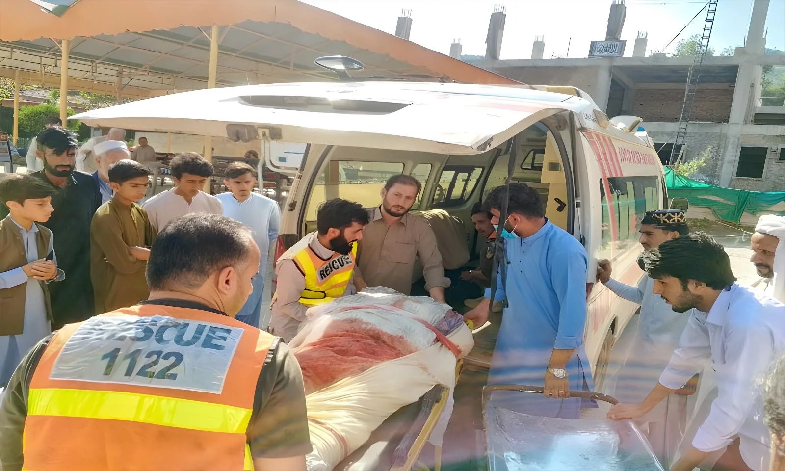 بونیر میں مسافر وین الٹ گئی، 6 افراد جاں بحق، 17 زخمی