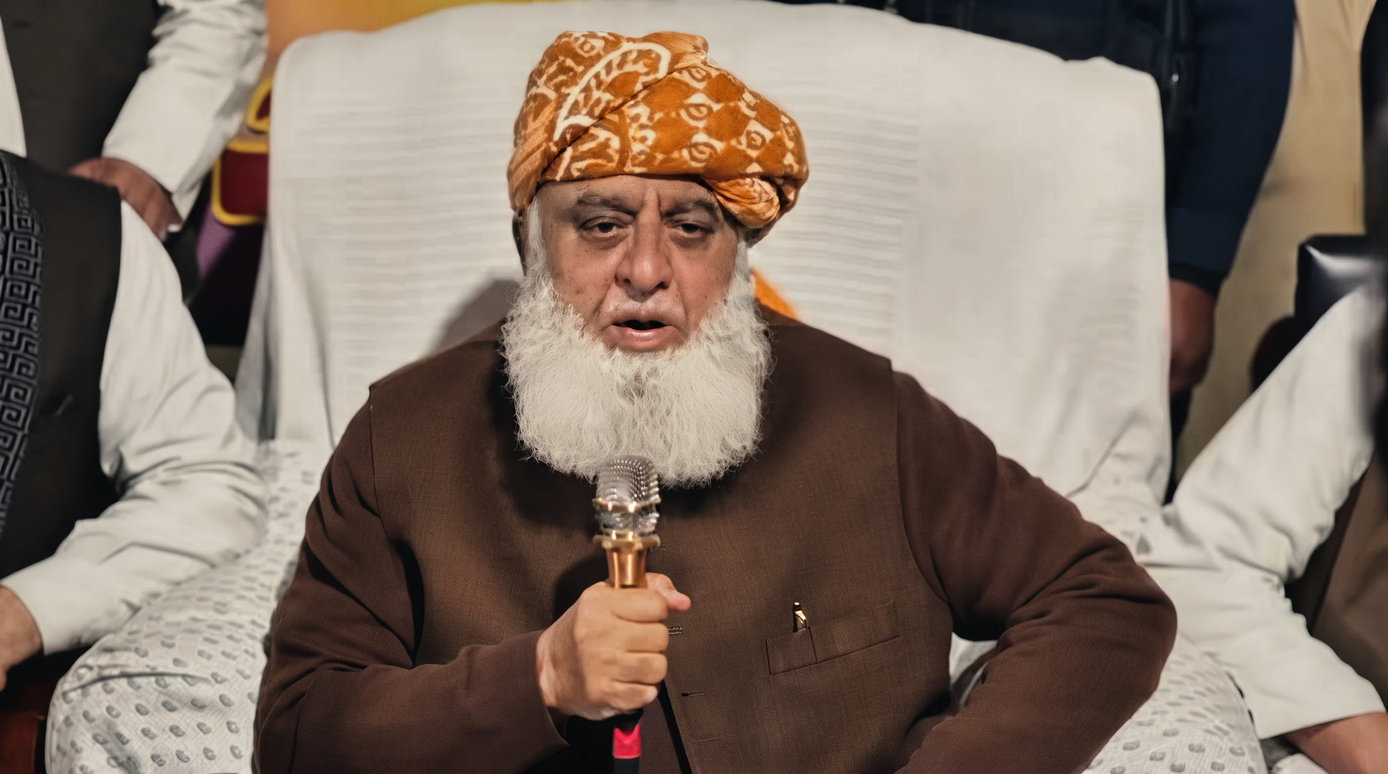 کیا ریاست کو یہ حق حاصل ہے  قربانیاں دینے والی سیاسی جماعتوں کا مذاق اڑائے؟ فضل الرحمٰن