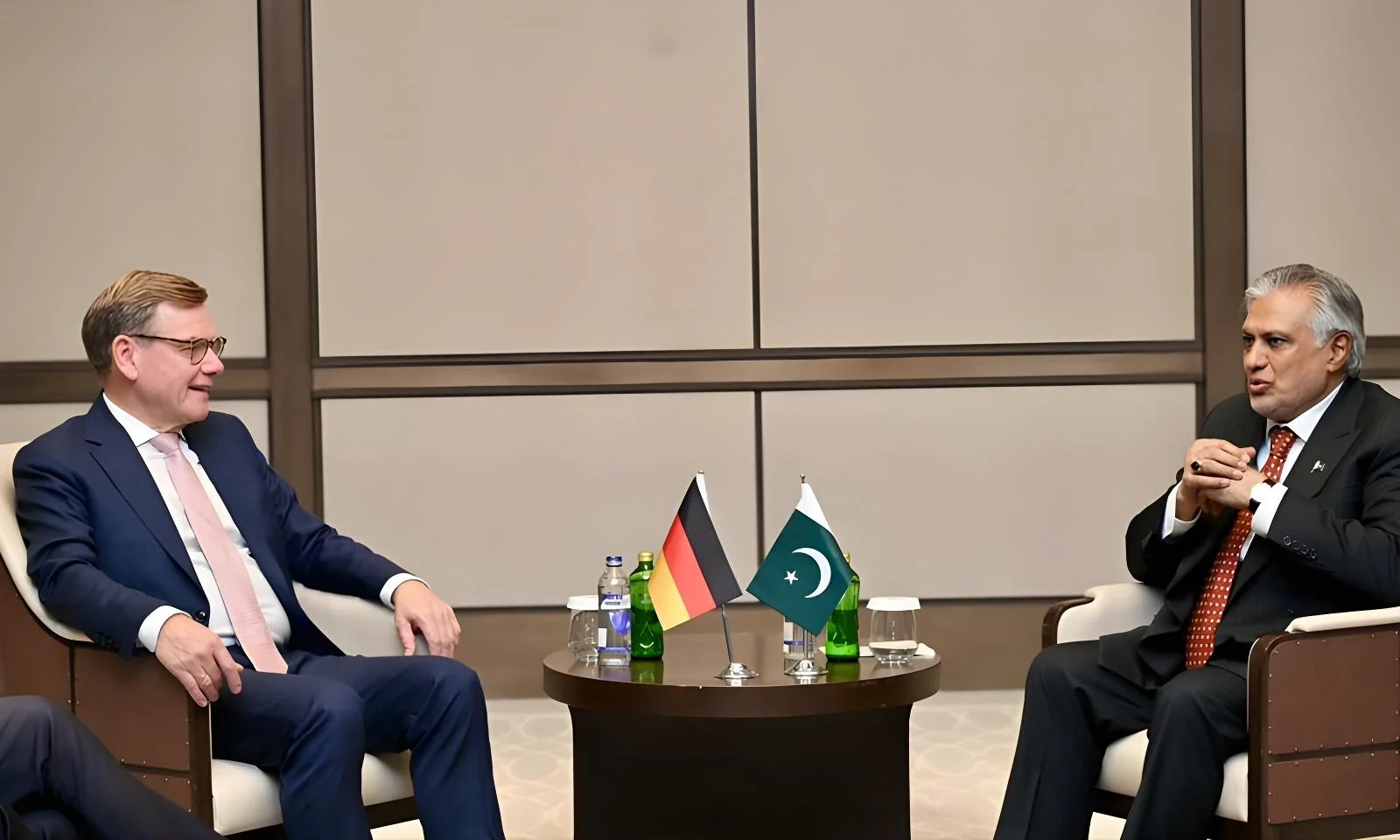 استنبول میں اسحاق ڈار کی جرمن وزیر خارجہ سے ملاقات، دوطرفہ تعاون بڑھانے پر اتفاق