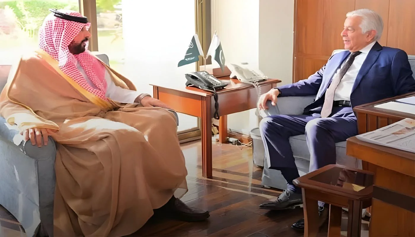 وزیر دفاع خواجہ آصف سے سعودی سفیر کی ملاقات، دفاعی تعاون مزید مضبوط بنانے پر اتفاق