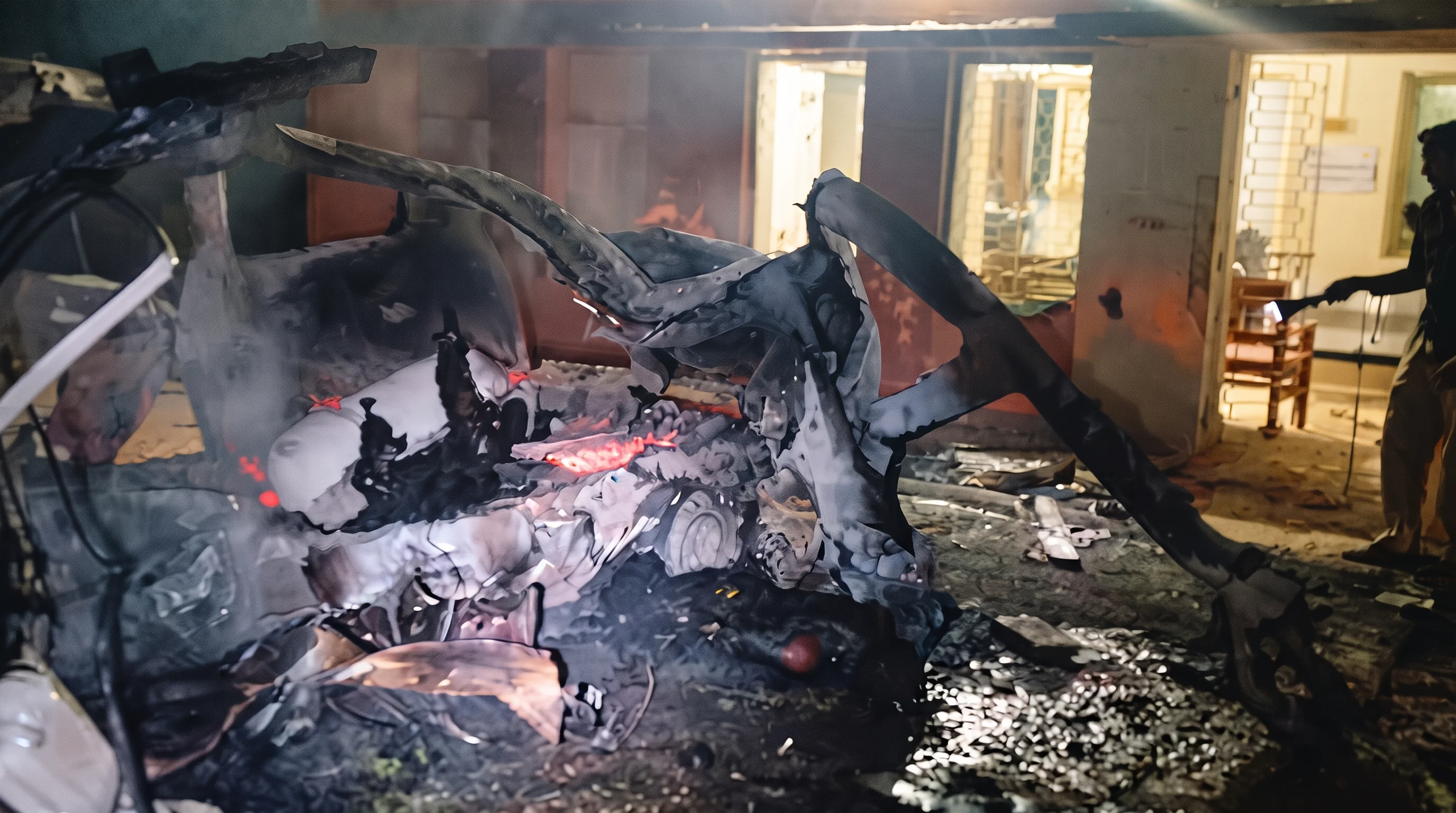 نگرپارکر:ایمبولینس میں آکسیجن سلنڈر تبدیل کرتے ہوئے دھماکا،حاملہ خاتون سمیت 8 جاں بحق