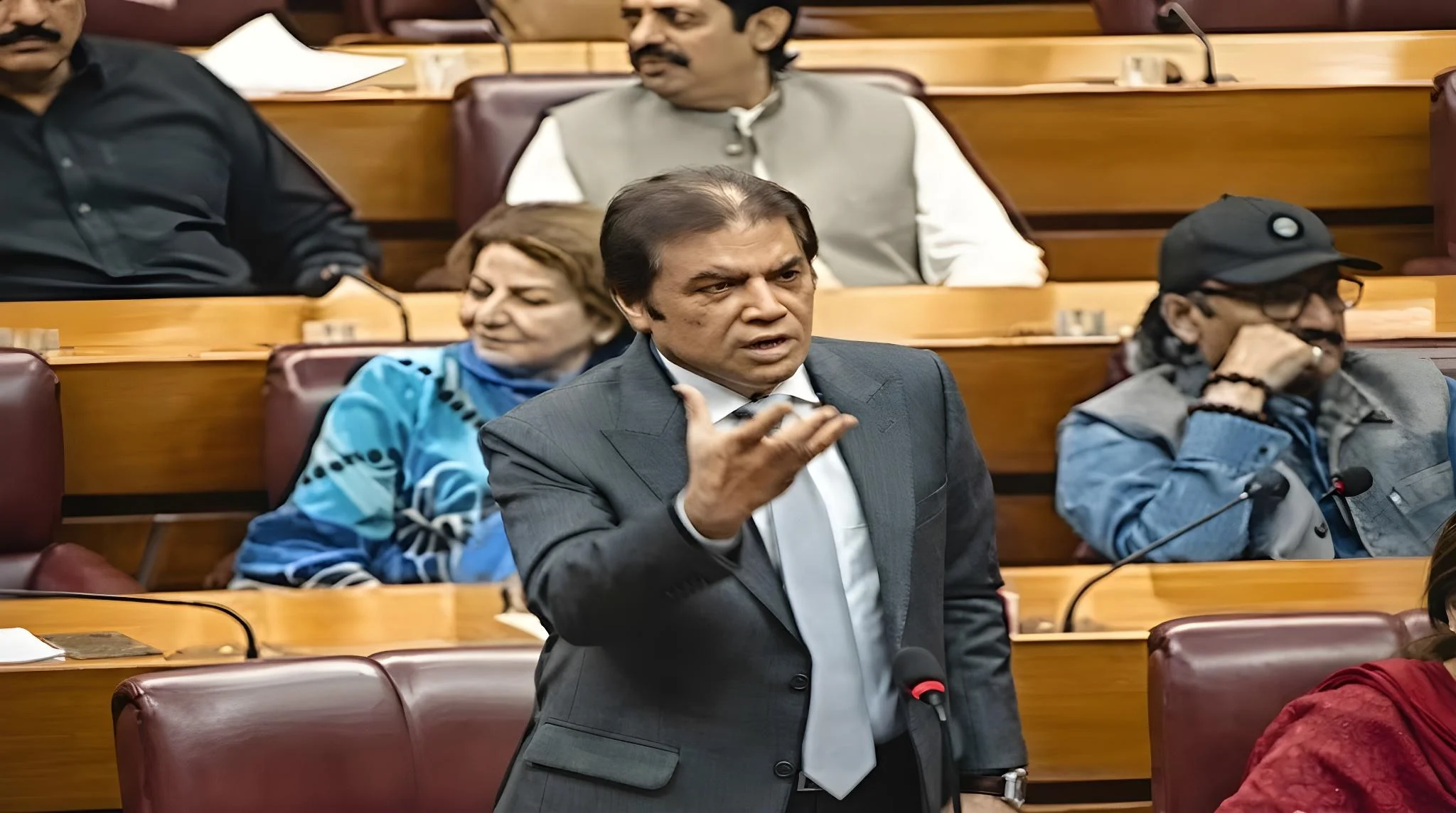 پارلیمان میں ایسی بلیک میلنگ ہو رہی ہے کہ بلیک میلر بھی شرما جائے، حنیف عباسی