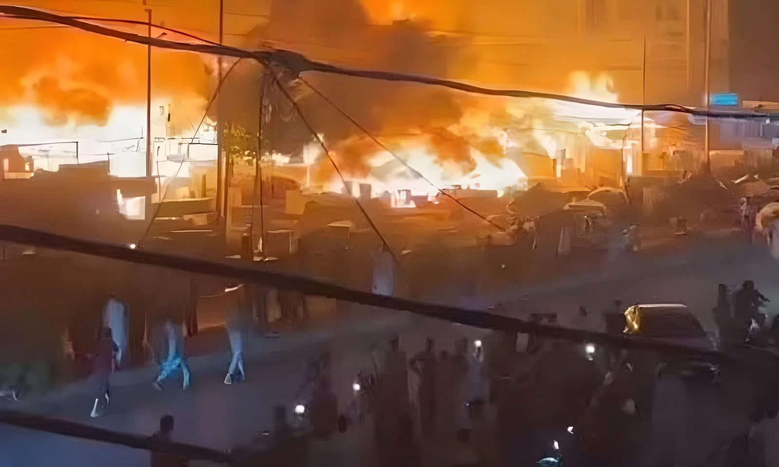کراچی میں فرنیچر مارکیٹ میں خوفناک آتشزدگی، 35 دکانیں اور 12 جھوگیاں خاکستر
